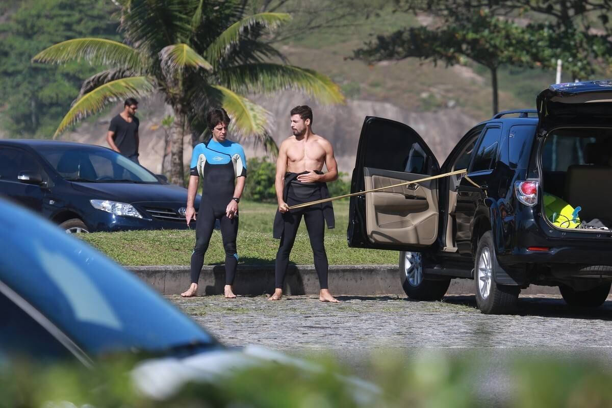 Cauã Reymond surfou no Recreio dos Bandeirantes nesta segunda-feira (21)