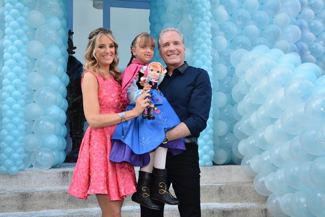 A pequena estava acompanhada dos pais Ticiane Pinheiro e Roberto Justus que, apesar de separados, continuam amigos e presentes na vida da filha. E para mostrar que o clima na família é tranquilo, cada um levou seu respectivo