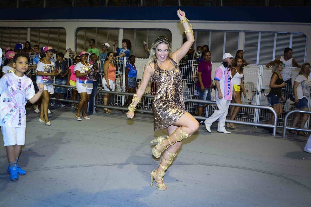 Ellen Roche desfila no ensaio técnico da Rosas de Ouro, em São Paulo