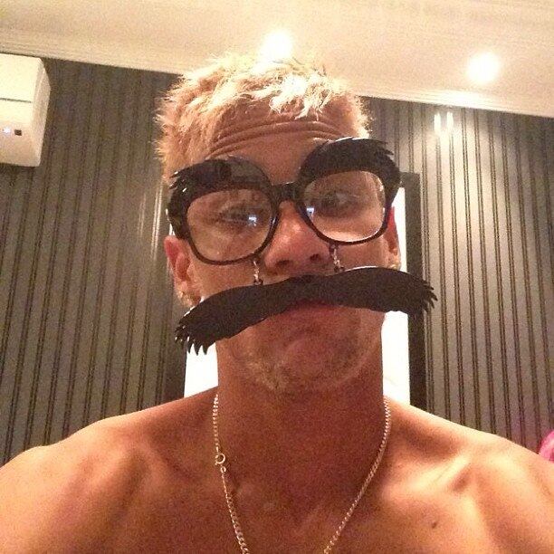 Teve vez que o craque, ainda no Santos, chegou a optar pelo cabelo descolorido. Após a primeira tentativa, Neymar passou a usar o loira sempre no fim do ano, em alusão ao natal e também ao personagem do Papai Noel