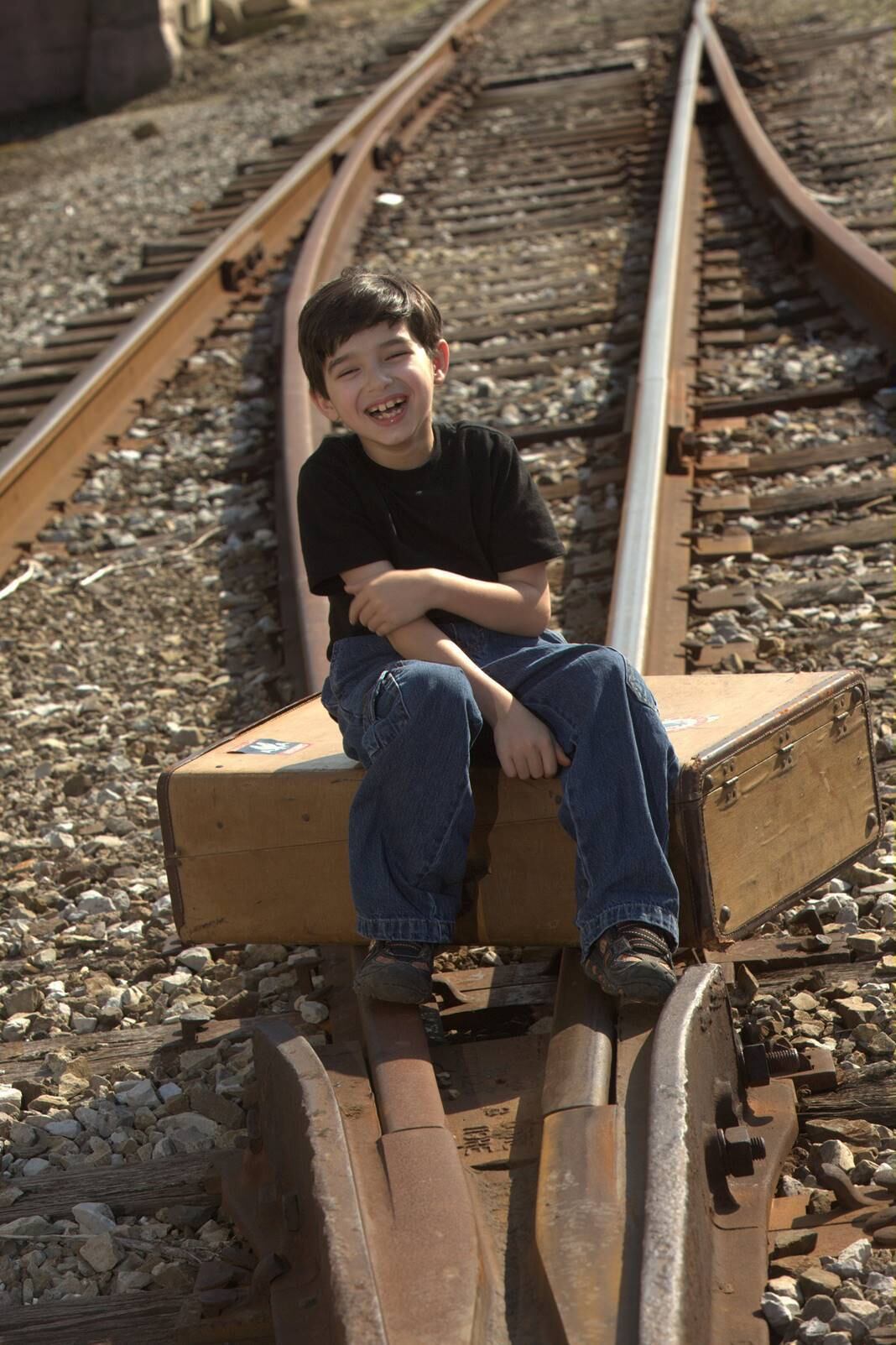 R7 — Então,
significa que ele não se alimentava de leite materno? 


Idário
Nogueira dos Santos —
O leite materno é rico em proteína e, por causa da doença, ele não metaboliza
os três aminoácidos contidos no alimento. O leito materno o intoxicaria e,
consequentemente, causaria a destruição das células