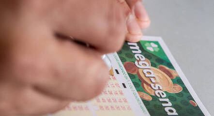 A aposta simples com seis dezenas custa R$ 5

