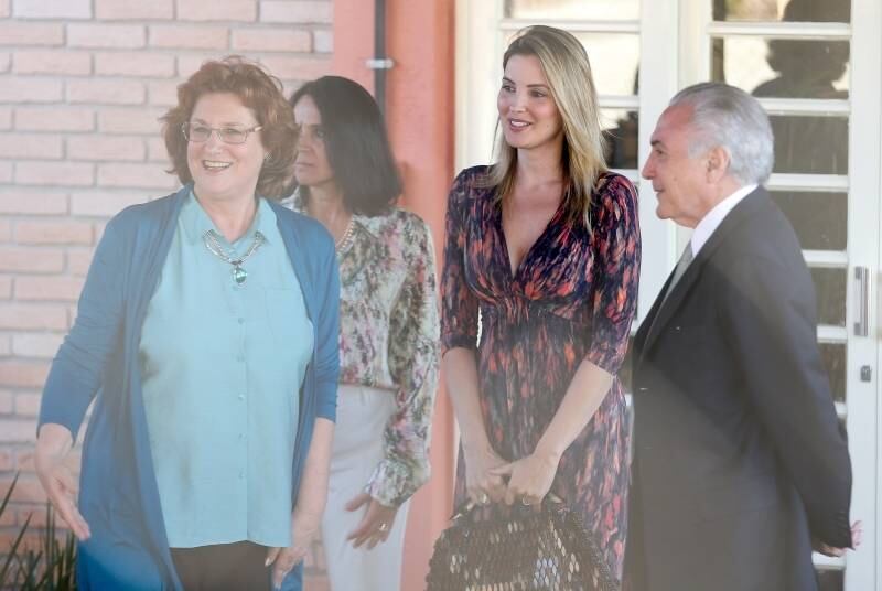 O presidente interino Michel Temer e a primeira-dama, Marcela, foram na tarde desta terça-feira (26) buscar o filho em uma escola de Brasília. Esse foi o primeiro dia de aula de Michelzinho