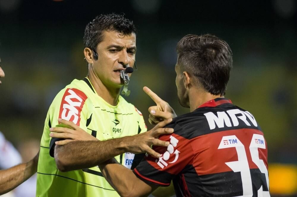 Meira Ricci e Diego conversam depois do lance polêmico