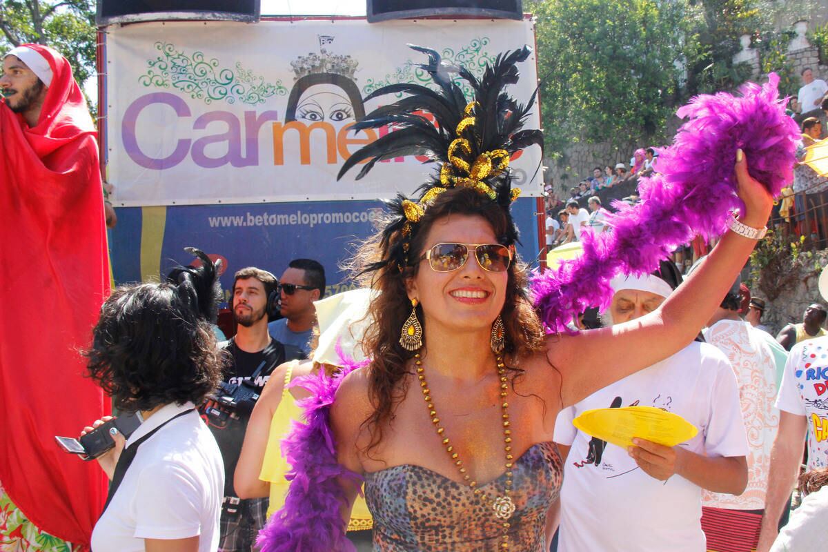 O tradicional bloco desfila pelas ruas de Santa Teresa na tarde desta sexta-feira (5)