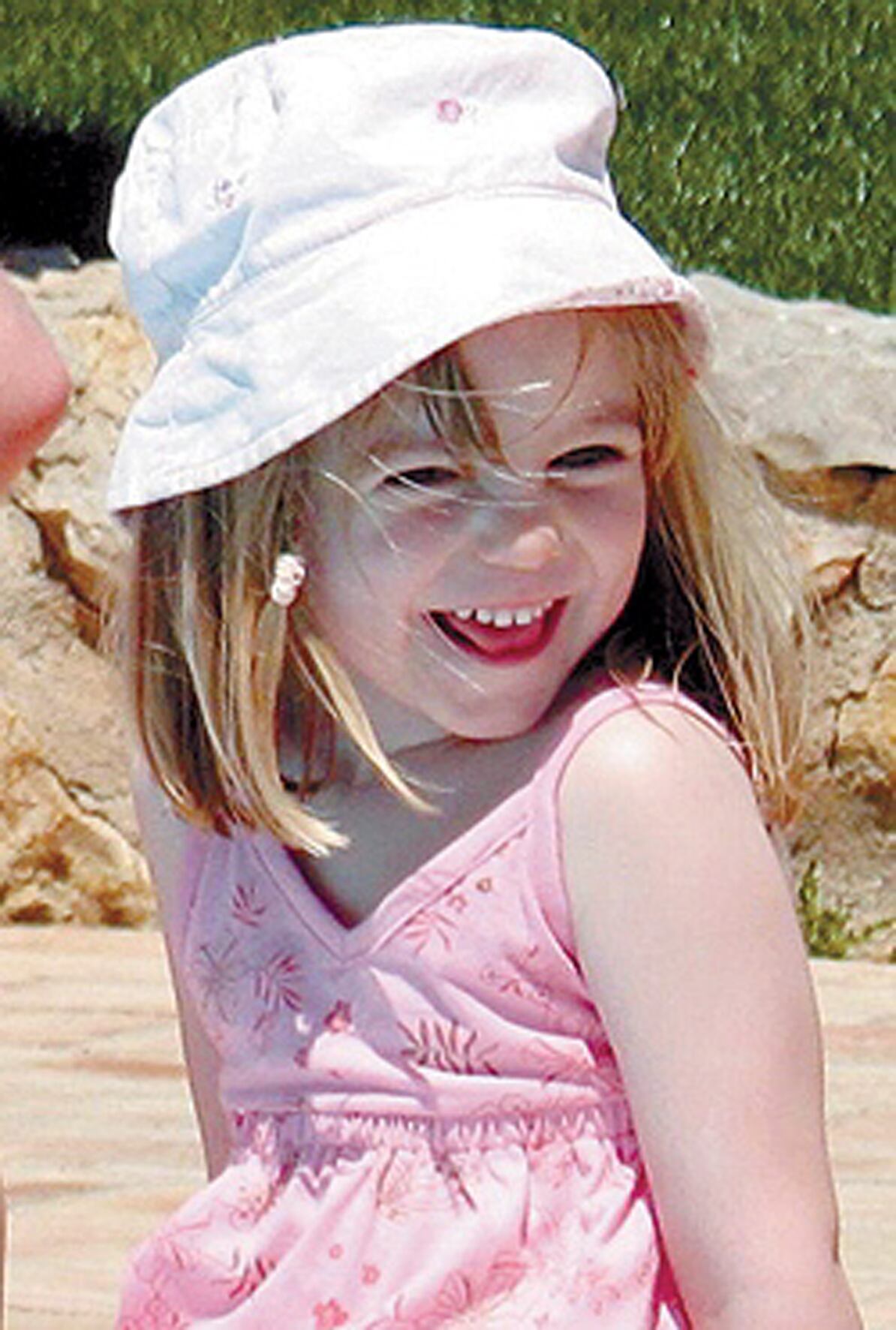 Madeleine McCann desapareceu em 2007, poucos dias antes de seu aniversário de quatro anos, quando dormia no quarto de um hotel de Praia da Luz, onde a família passava férias, em Portugal