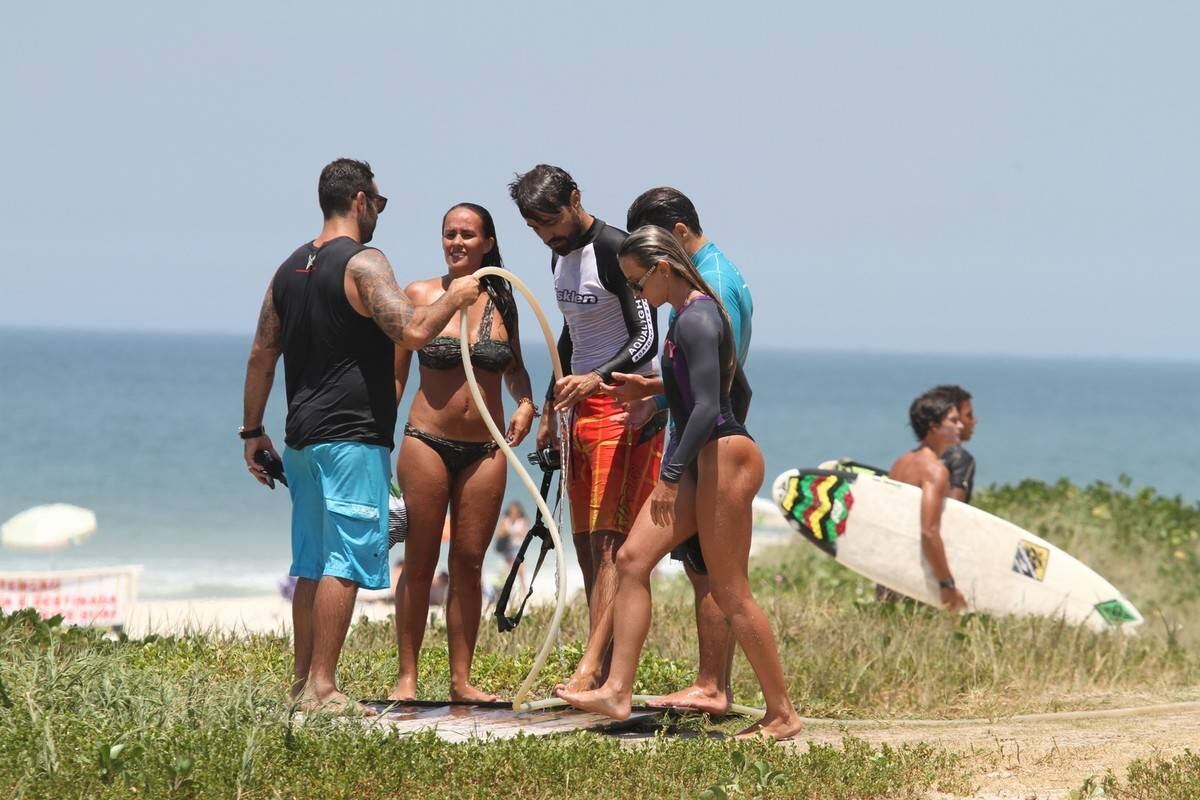 Bruno Gagliasso e Ricardo Pereira praticam stand up paddle na praia da Barra da Tijuca, no Rio