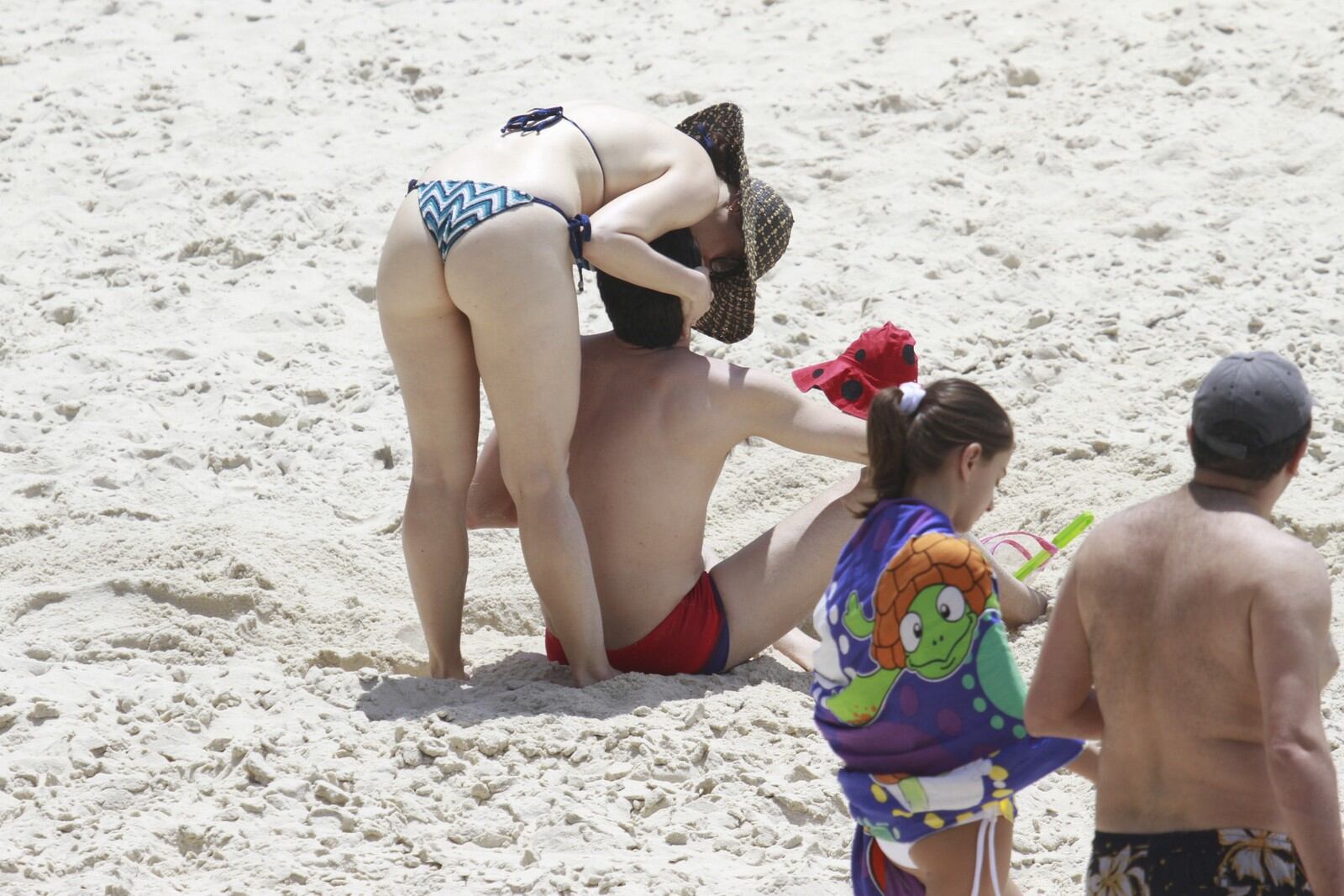 Mateus Solano e Paula Braun leva a filha, Flora, à praia, no Rio de Janeiro
