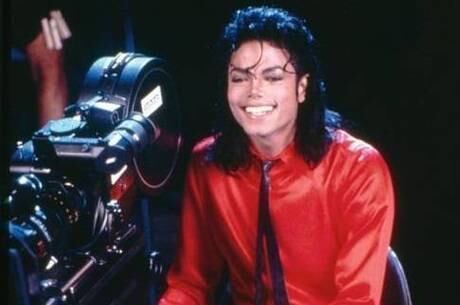 

Após 20 anos de constante convivência, Lavelle jamais
consegue se esquecer do jeito exigente do Rei do Pop.

— Desde que eu era pequeno eu o assistia. O que me marcou no
período em que trabalhei com ele foi que Michael sempre me ensinou a
importância de ter foco, de ensaiar bastante, mas não ter isso como competição
e sim de ser uma competição interna, de você se superar, você com você mesmo. E
gosto de mencionar o perfeccionismo do Michael

+ Alguns anos e muita academia depois… Veja a transformação da menina Juju Salimeni em mulherão

+ Legendários também está no Facebook. Curta!

+ Siga a atração de Marcos Mion no Twitter!
