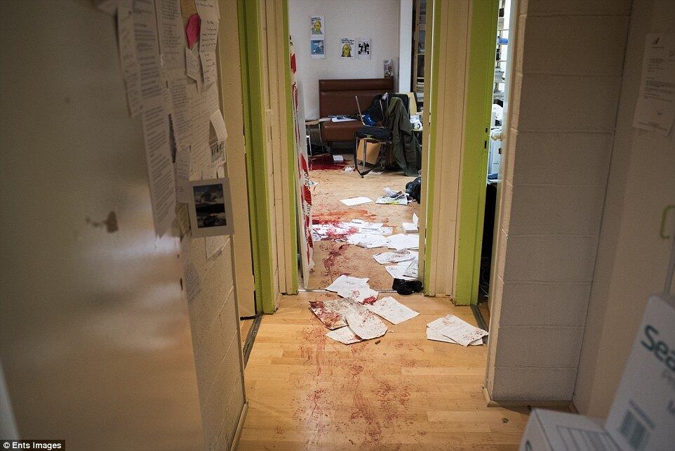 Imagem chocante mostra o rastro de sangue dentro da redação do jornal Charlie Hebdo, assim como papéis espalhados e salpicados
