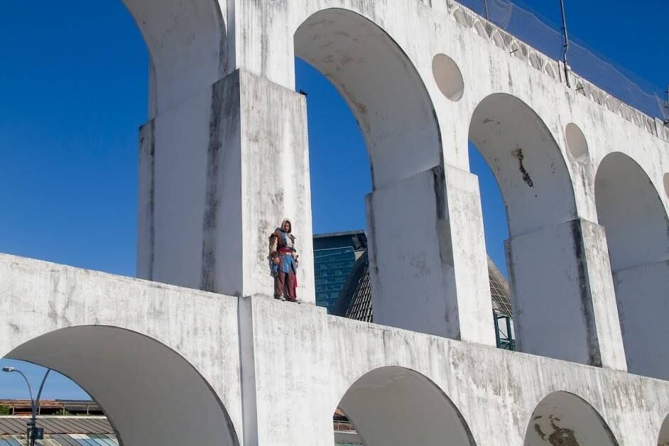 O atleta de parkour Vance Poubel se vestiu de Edward Kenway, protagonista do jogo de videogame Assassin's Creed IV, e praticou uma série de saltos e piruetas com belas paisagens do Rio de Janeiro ao fundo. Após uma semana de publicação na internet, o vídeo alcançou mais de 120 mil visualizações e arrancou elogios de fãs da série