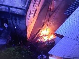 Moradores atearam fogo em pontos da comunidade