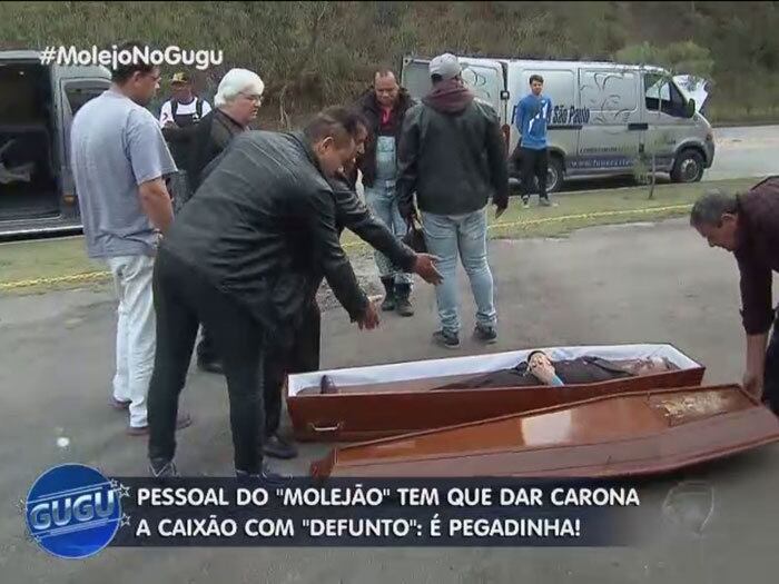 Já imaginou um defunto, levantar? Pense no susto que você levaria ao presenciar esta cena! Pois foi esta sensação que o grupo Molejo experimentou nesta terça-feira (21) durante a pegadinha do Gugu

+ Quer assistir às íntegras do programa Gugu? Acesse R7 Play e veja quando e onde quiser!