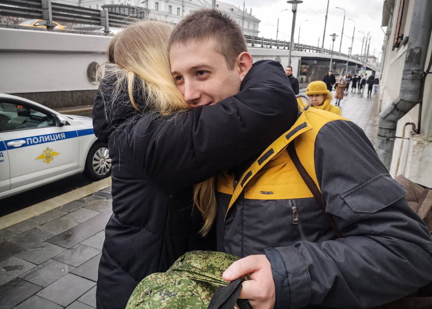 Quando os cidadãos conseguem encontrar os parentes, namorados e amigos salvos, os ucranianos se abraçam e comemoram. Na Rússia, escapar do serviço militar obrigatório de Putin também é motivo de festa. Acima, a namorada de Roman, um rapaz de 30 anos, o abraça para celebrar a liberação dele de uma estação de recrutamento para a guerra na Ucrânia