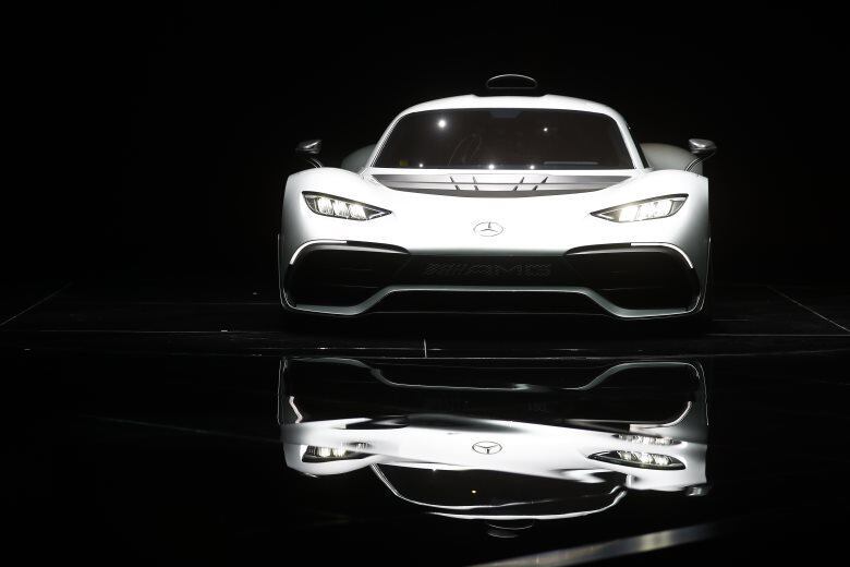 'Supercarro' já é coisa do passado. A Mercedes lançou no Salão de Frankfurt seu 'hipercarro'. O Project One tem motor 1.6 V6 turbo a gasolina, com quatro propulsores elétricos (no próprio motor a combustão, no turbocharger e um em cada roda dianteira). O modelo, que ainda tem o piloto de Fórmula 1 Lewis Hamilton como garoto-propaganda, produz mais de 1.000 cavalos, pode chegar aos 350km/h e fazer de 0 a 200km/h em incríveis
6 segundos