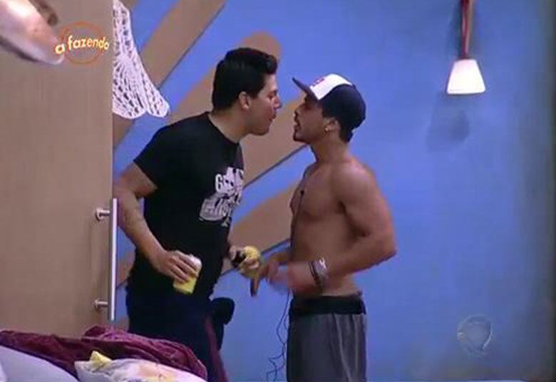 Intuição de mãe não falha. Assim que Maria Dalva viu o
filho, Thiago Servo, conversando com o Luka Ribeiro que pensava em abandonar A Fazenda, ela sabia que o cantor não
estava de brincadeira. Era só uma questão de tempo até que o sertanejo tocasse
o sino.



— Percebi que alguma coisa estava errada. Ele estava muito
introspectivo. Ele é sempre muito brincalhão, debochado