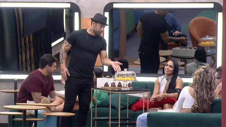 O pós-festa foi tão divertido quanto a festa em si. Hadballa e Hadad, bem-humorados, trouxeram doces da despensa em uma bandeja e fingiram ser doceiros, explicando e oferecendo as gostosuras com um sotaque "quase francês".
                                                                                                                                            
Sob o comando de Adriane Galisteu, o Power Couple Brasil 6 vai ao ar de segunda a sexta, às 22h45; e aos sábados, às 22h30, na tela da Record TV. Acesse o PlayPlus e fique por dentro de tudo o que rola no reality de casais.
