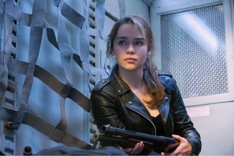Emilia Clarke ganhou o selo Arnold Schwarzenegger de qualidade ao assumir o posto que um dia foi de Linda Hamilton