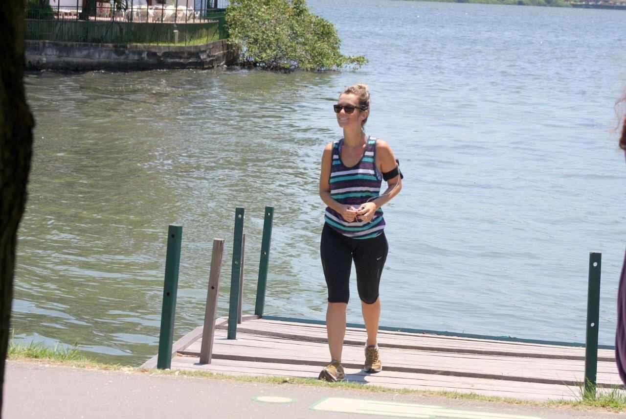 Juliana escolheu uma roupa bastante confortável para malhar