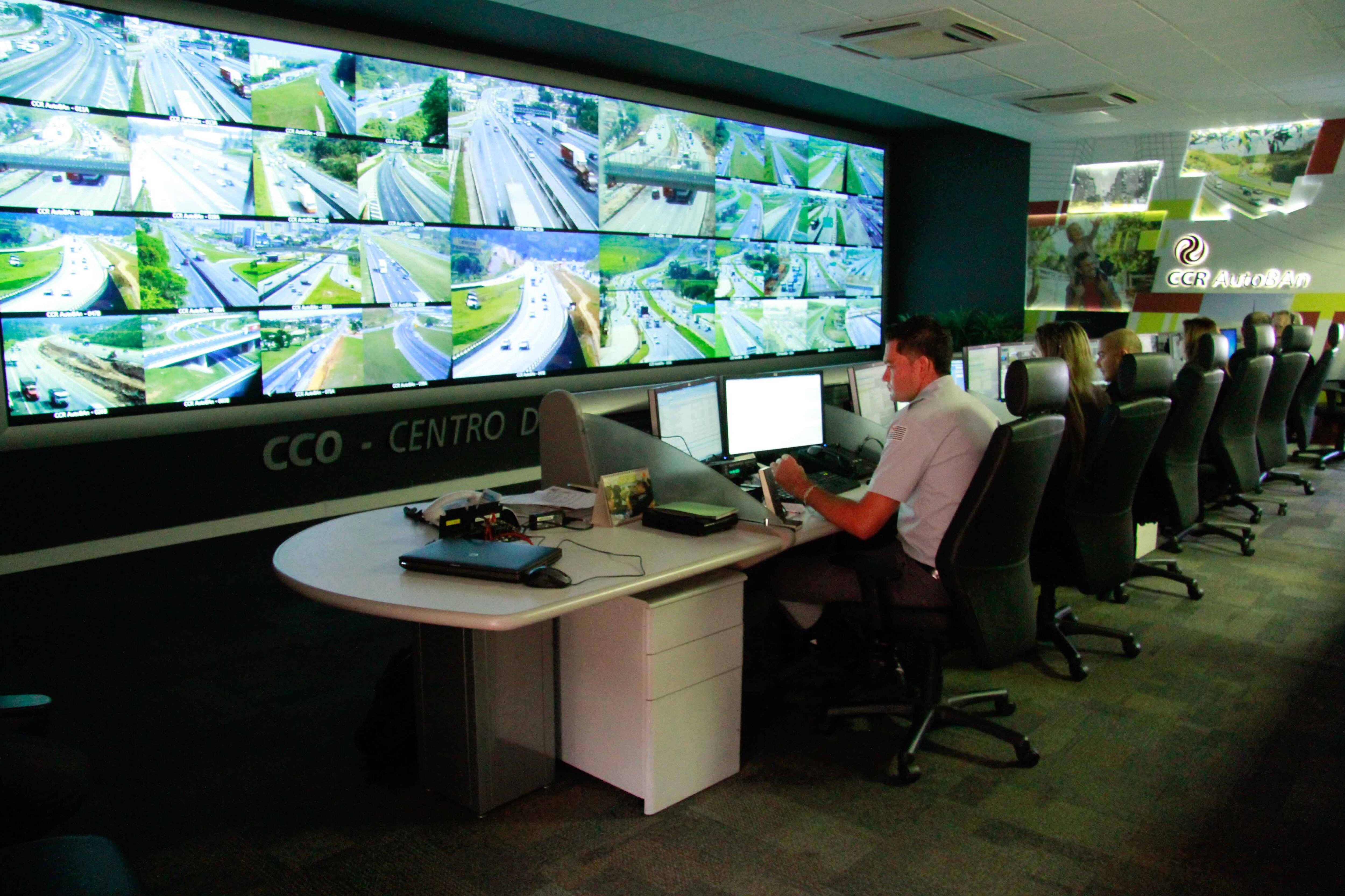 O sistema Anhanguera—Bandeirantes é monitorado por 96 câmeras. Cinco operadores de rádio e um policial observam diariamente as duas rodovias no CCO (Centro de Controle Operacional). É possível visualizar trechos com lentidão, acidente e outras ocorrências que acontecem nas pistas