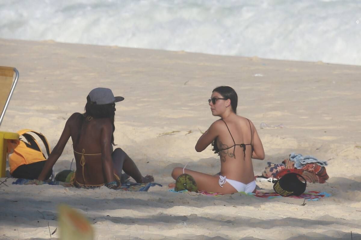 Isis Valverde esteve na praia da Reserva, no Rio