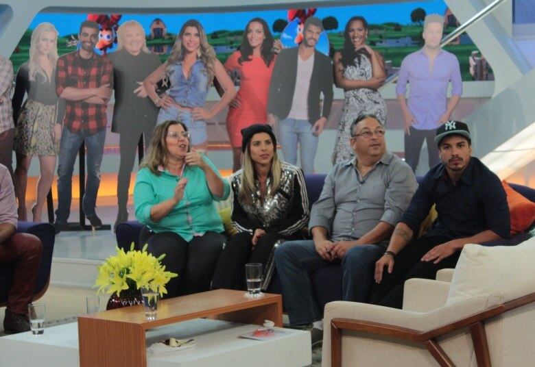 Minerato não faturou os R$ 2 milhões, mas levou para a garagem de sua casa um carro 0 km e mais R$ 30 mil, ganhos na Arca em poder de Luka. Os prêmios também
colocaram um largo sorriso no rosto da modelo, que não escondeu a felicidade ao
relembrar o momento decisivo em A Fazenda.



— Fiquei feliz em ver várias amigas minhas, inclusive
algumas aqui da Record, me apoiando. Minha musa, a Kéfera, me apoiou. Ela fez um
vídeo para mim!

+ Douglas Sampaio agradece Mara Maravilha pelos tapas na cara: "Foram tapas de R$ 2 milhões"

+ Acesse R7 Play e assista às íntegras do Hoje em Dia! Clique e experimente de graça!
