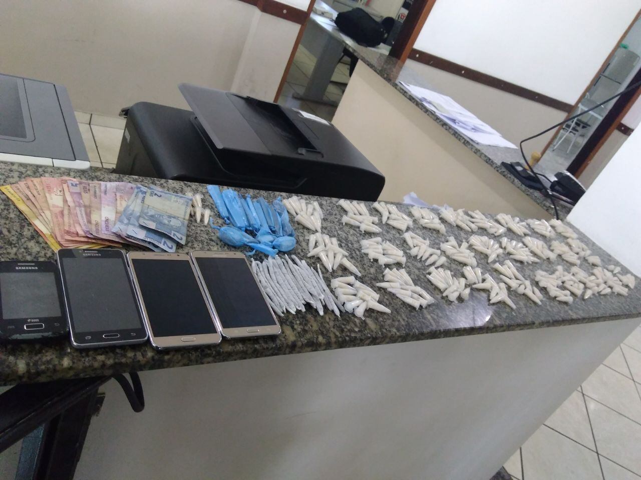 Ao todo, sete pessoas foram presas — seis homens e uma mulher