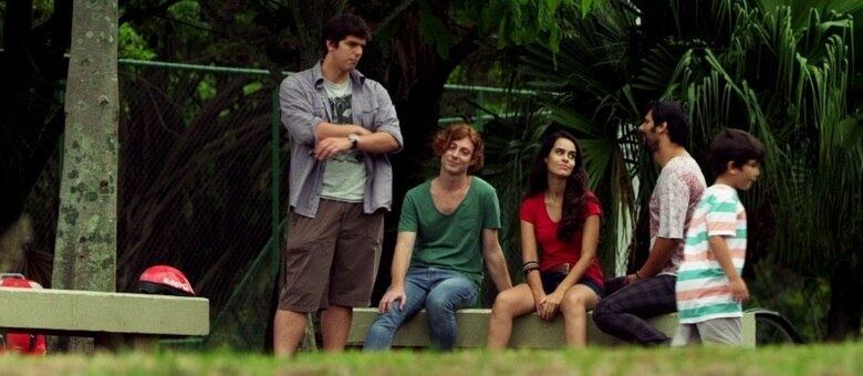 Intercâmbio no cinema: o ator argentino Juan Manuel Tellategui (de verde) contracena com os atores brasileiros Rafael Infante (à esq., de pé), Eline Porto, Gil Hernandez e Davi de Oliveira, em cena da comédia romântica Divã a 2