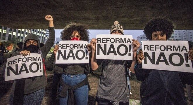 Estudantes protestam contra as reformas na educação anunciadas pelo governo Michel Temer