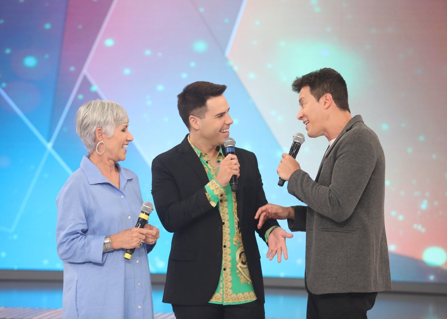 Luiz Bacci mostra lado pessoal e traz sua mãe, Nádia Bacci ao Hora do Faro