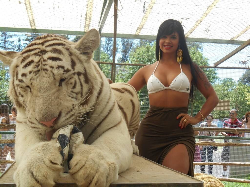 Conhecida pelo título de Miss Bumbum, que recebeu em julho de 2013, Milena atraiu muitos turistas que estavam no local