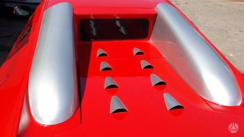 O modelo foi encontrado à venda no site lituano de anúncios Plius ao preço de R$ 87,2 mil reais (29 mil euros) — mais caro que um Toyota Corolla na versão topo de linha (Altis), que custa R$ 93.730