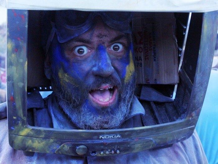 Fantasias também são usadas pelos foliões. Este aproveitou a farinha colorida para se transformar em uma TV a cores