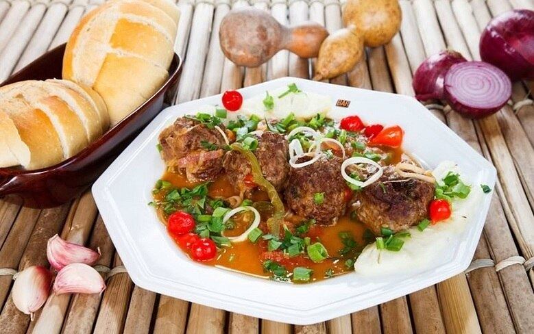 Bar do Douglas
Prato - Porpeta a Penido: porpetas (almondegas de carne bovina e suína) ao molho de abacaxi e pãozinho.
Endereço: rua Francisco Deslandes, 364 - Anchieta