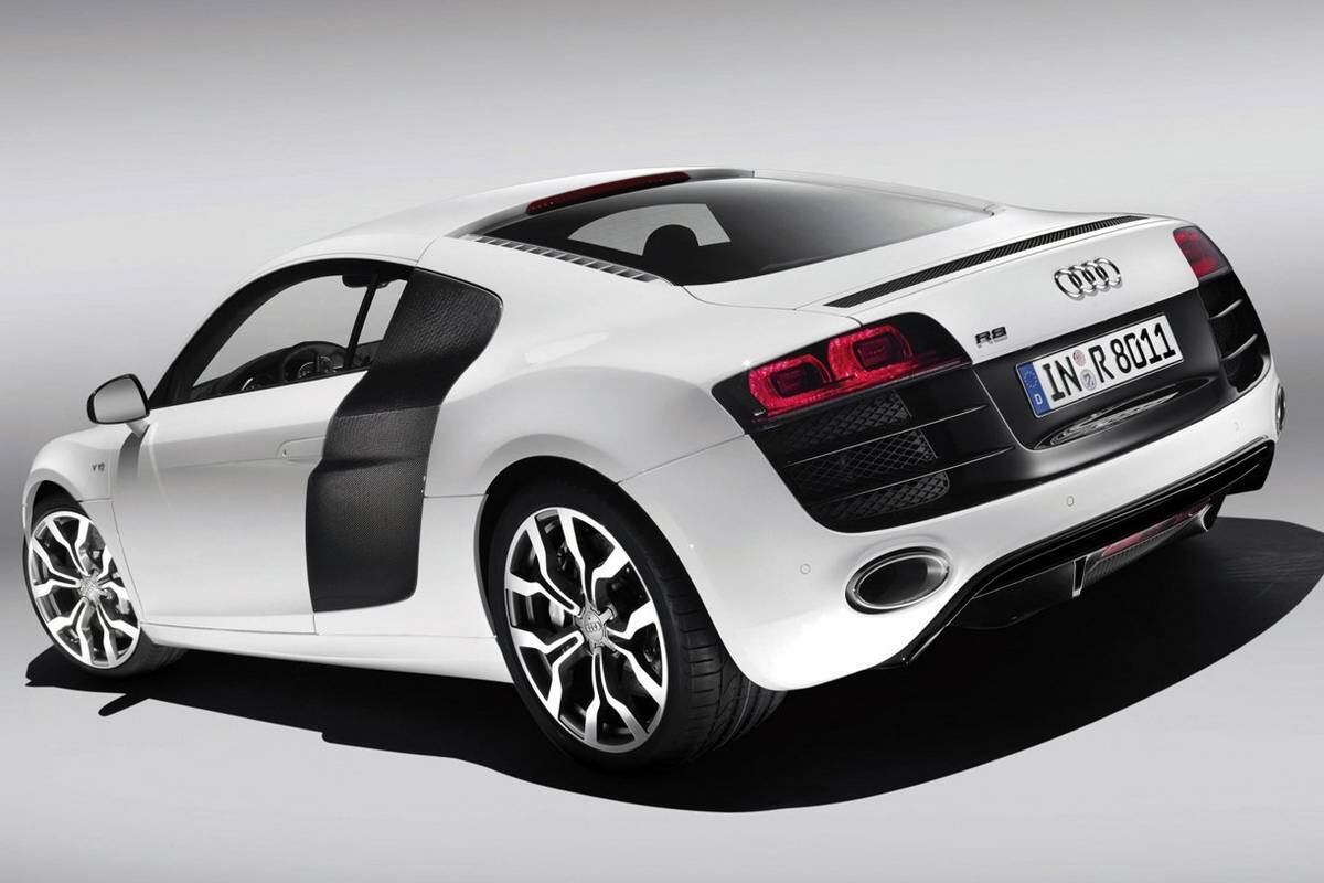 Recentemente reestilizado, o Audi R8 é caracterizado pelas largas faixas de fibra de carbono que atravessam a sua lateral

Saiba tudo sobre carros! Acesse R7.com/carros
