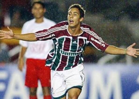 A ascensão do garoto acabou dois anos mais tarde. Apesar do
título da Copa do Brasil, as lesões e a má fase no Tricolor, Lenny foi
emprestado para o Sporting Braga de Portugal, mas pouco atuou também no período
de seis meses