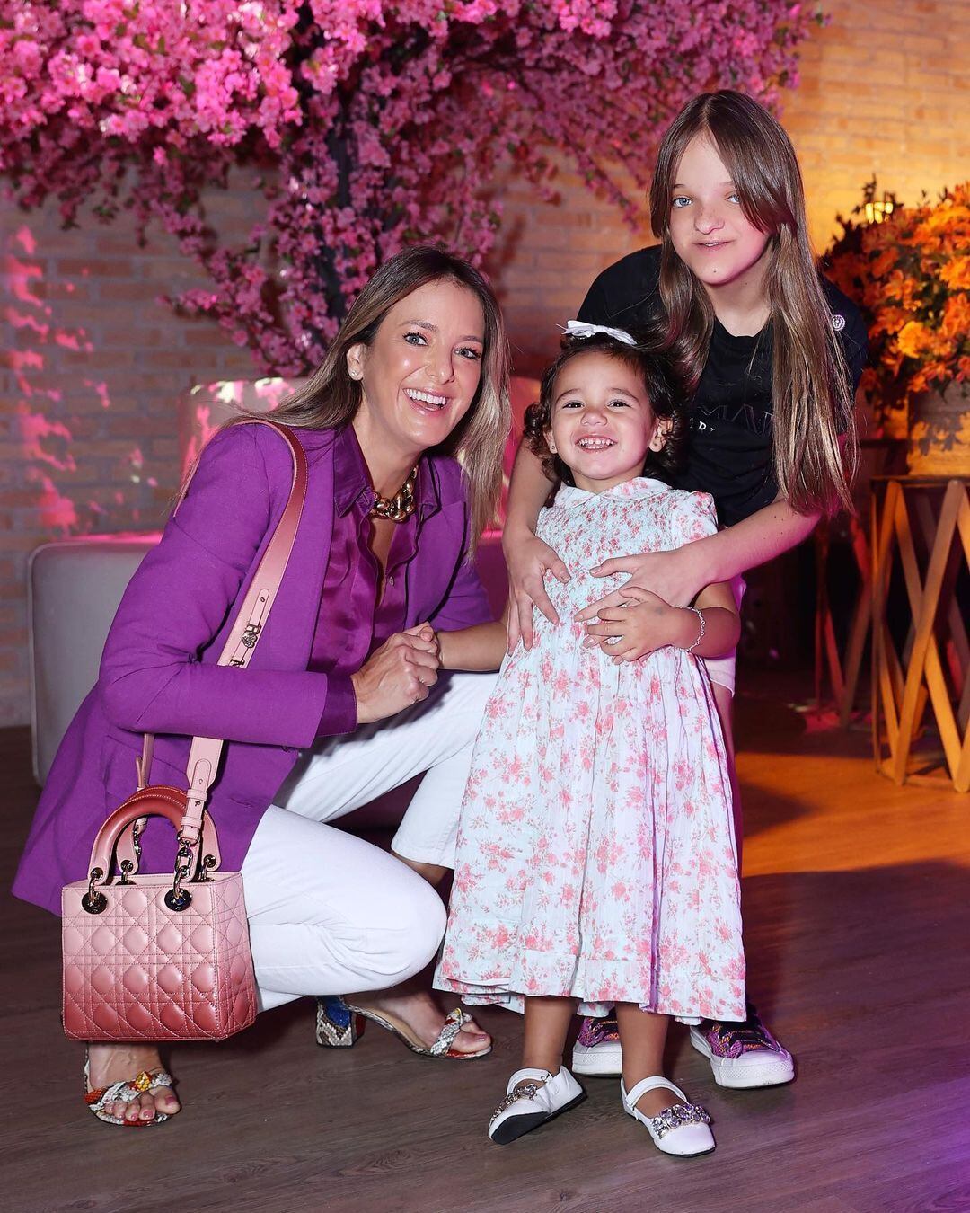 Rafaella Justus e Manuella Pinheiro Tralli, filhas de Ticiane Pinheiro com Roberto Justus e César Tralli, respectivamente, compartilham diversos momentos de fofura e amor juntas. Em julho deste ano, quando Manu completou 2 anos, Rafa, de 12 anos, emocionou seus seguidores nas redes sociais ao se declarar para a irmã com um textão. "Há exatamente dois anos você nasceu e eu renasci, desta vez como irmã mais velha! Manu, só queria que você soubesse que eu te amo incondicionalmente e para sempre irei estar aqui te apoiando e incentivando a cada passo de sua vida!", escreveu ela em trecho da publicação