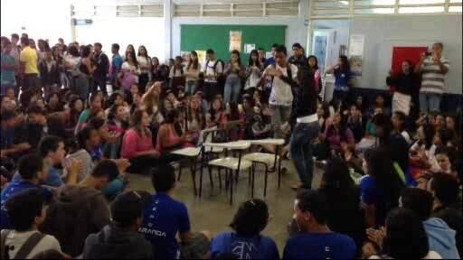 No Centro de Ensino Médio 01 do Paranoá (DF) alguns alunos são obrigados a acompanhar as aulas sentados no chão. O problema é que faltam cadeiras no colégio. Clique para ler a reportagem