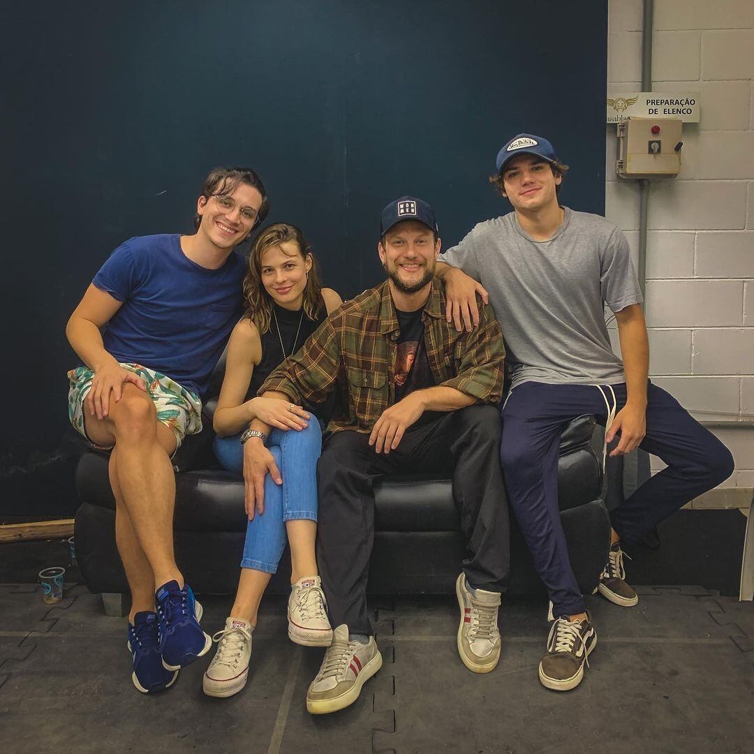 Ator com colegas de elenco, nos bastidores da mais nova novela da Record TV
