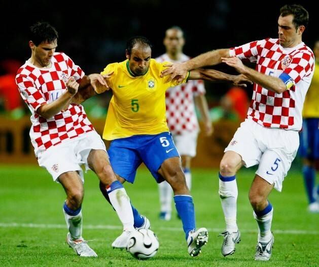 O duelo inaugural da Copa de 2006 foi difícil, tanto é que o
resultado do jogo foi 1 a 0 para o Brasil. Em 2014, essa história deve se
repetir. A Croácia é um time com uma defesa forte e que deverá dificultar o
poder ofensivo brasileiro, assim como a Sérvia fez no amistoso da última
sexta-feira (6), no Morumbi