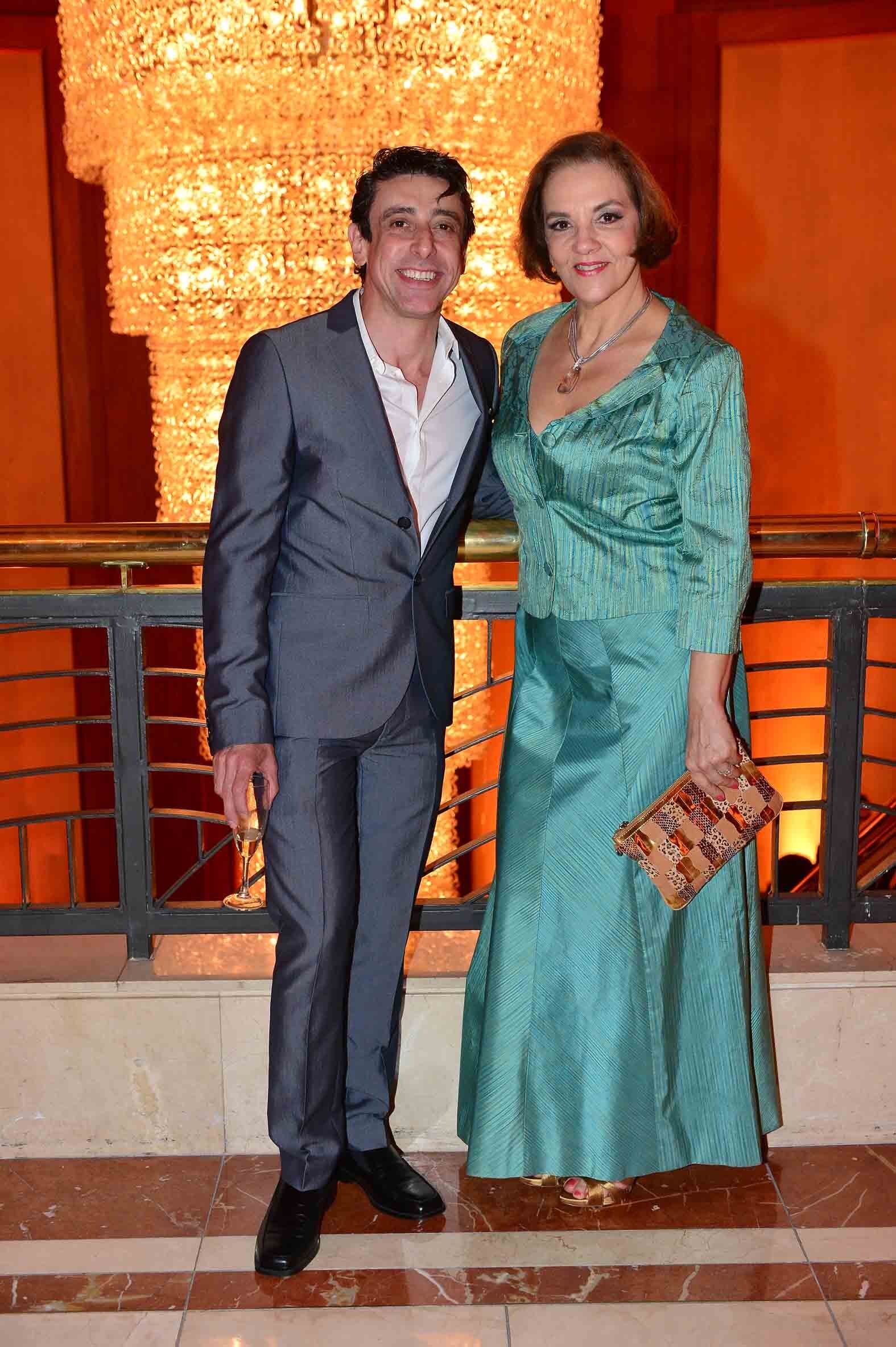 O ator Cássio Scapin e a atriz Denise Del Vecchio comparecem ao evento nesta quarta-feira (13)