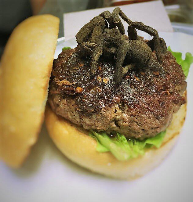 Para quem tem pavor de aranha, essa refeição não é uma boa ideia. Com uma tarântula assada, a hamburgueria Bull City, nos Estados Unidos, deu o que falar. O prato faz parte do menu especial do “Mês da Carne Exótica”, uma festividade criada pelo próprio restaurante que também apresenta insetos e carnes de jacaré, iguana, cobra e tartaruga. Por causa da quantidade limitada de tarântulas, quem quisesse provar o hambúrguer teria de disputar com outros interessados por meio de uma rifa no valor de 30 dólares
