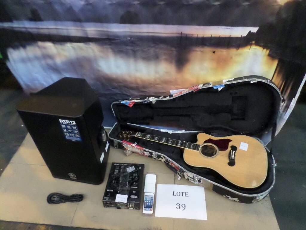 Com destaque para o violão Gibson, o lote de número 39 do
leilão é composto também por uma caixa de som, um equipamento Roland Edirol e
um IPod Touch. Os lances para compra dos itens começam com o valor de R$ 7.000