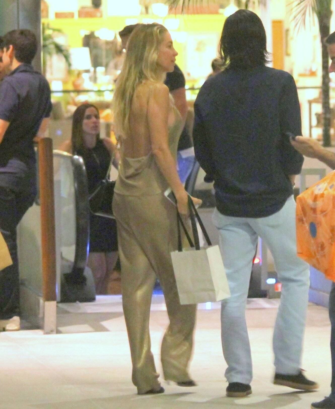 Danielle Winits e André Gonçalves passeiam de mãos dadas em shopping do Rio