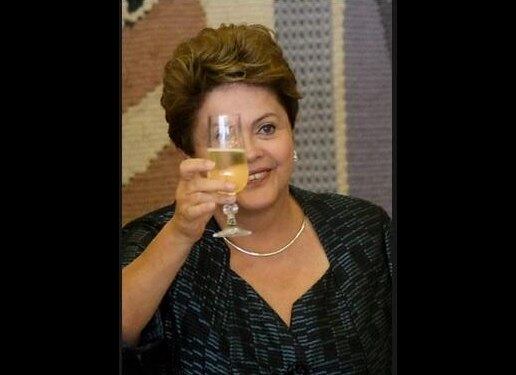 A foto da Dilma com uma taça de champagne foi usada com mensagens de boa viagem