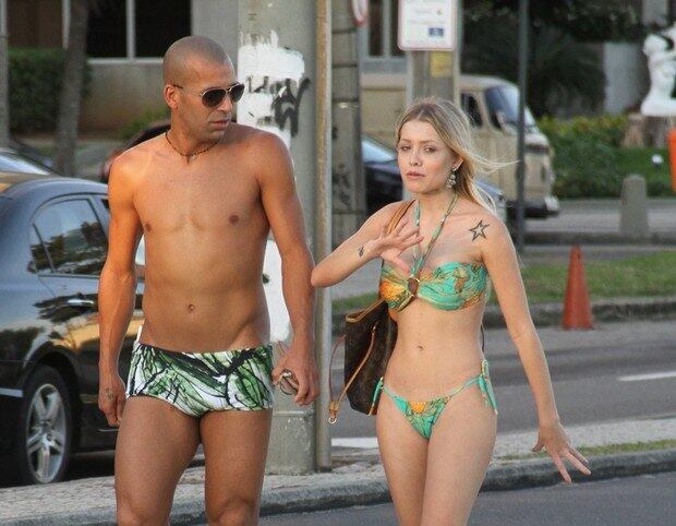 Antonia se referiu aos affairs que o jogador teria tido nos últimos tempos. Em junho deste ano, Sheik foi visto caminhando na orla da praia da Tijuca, Zona Oeste do Rio de Janeiro, acompanhado de uma loira