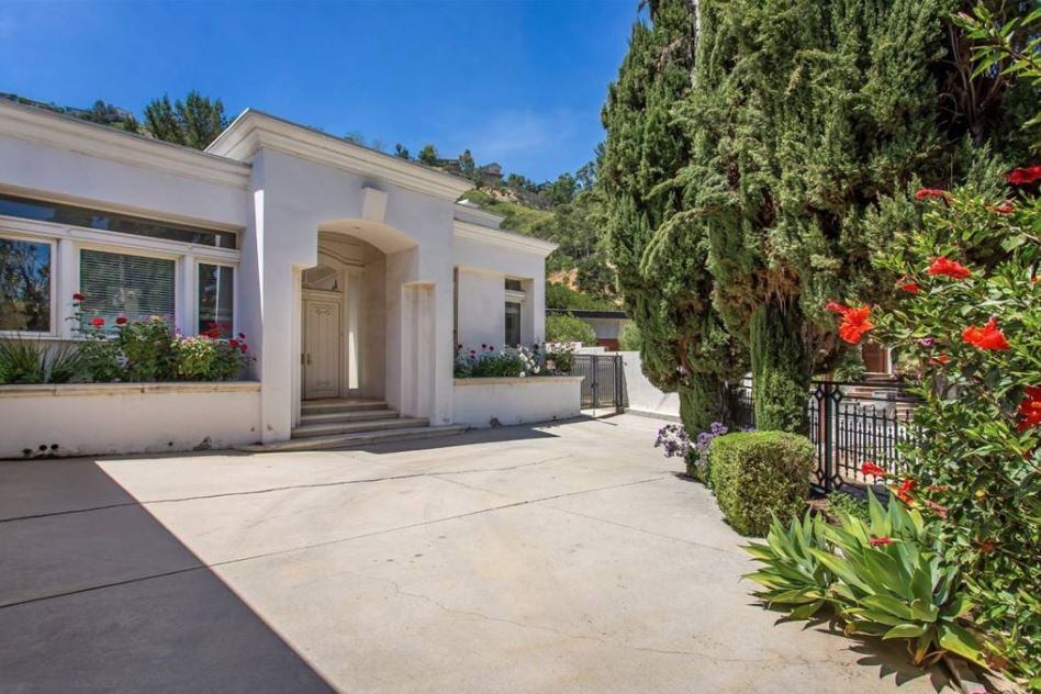 O imóvel tem quatro quartos, três banheiros e dois lavabos