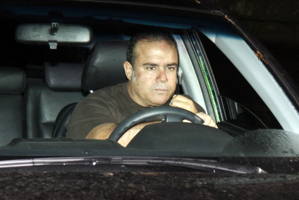 André Mattos chegou sério e não deu atenção à movimentação na entrada do local da festa