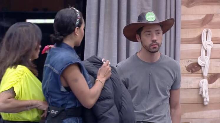 A descoberta

Aline prometeu que, se voltasse da eliminação, contaria para Rico sobre a jaqueta. A peoa cumpriu e revelou na frente de todos a culpa de Dayane. Para a surpresa dela, Dayane negou, mas Bil afirmou que também viu a situação. Sthefane, Solange e Mileide foram as primeiras a reprovarem a atitude da modelo, mas MC Gui também criticou a colega. Rico ficou sem reação ao descobrir a verdade
