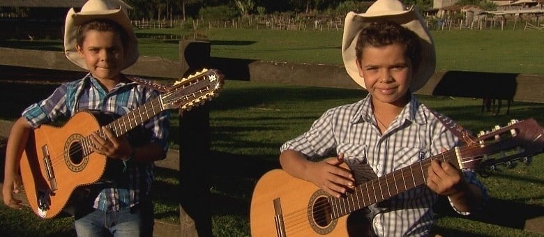 Gêmeos violeiros realizam sonho no Domingo Show deste fim de semana (11)